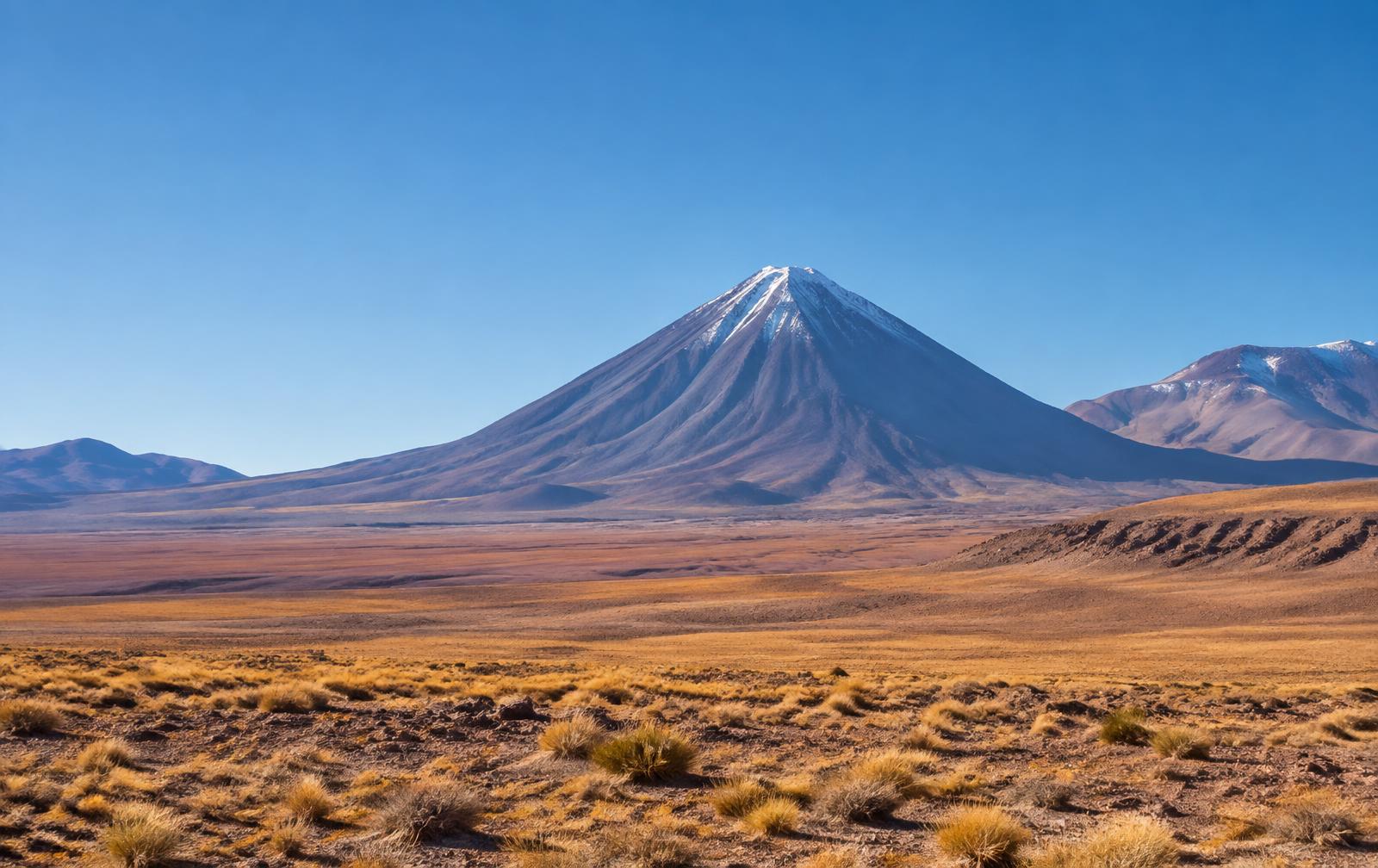 Volcán Licancabur sobre el altiplano del norte de Chile