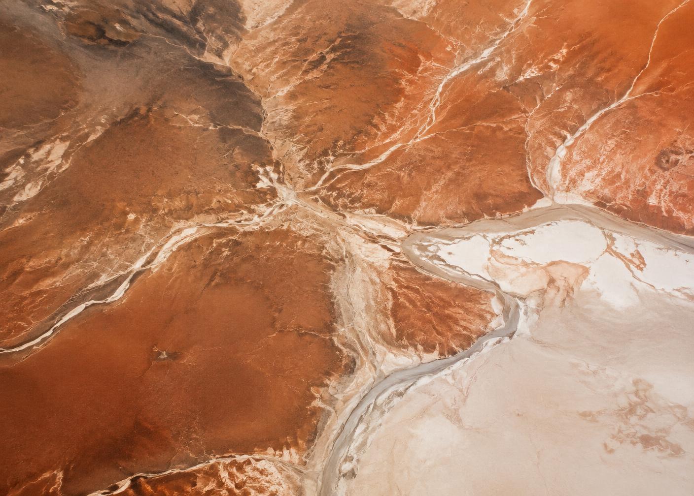 Cauces y salares del desierto de Atacama vistos desde el aire